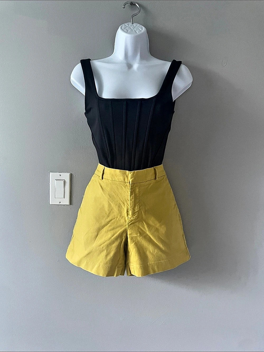 Banana Republic Shorts in Mustard color Size Medium
